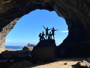 绿岛海街日記民宿 Ocean Diary Hostel的一群人站在洞穴顶上