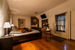 OeffeltGuesthouse de Heide的一间卧室配有一张床和一张带台灯的桌子