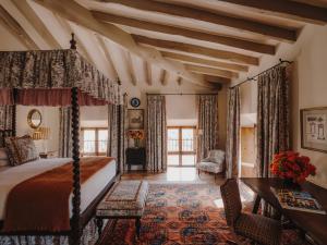 普伊彭耶特Grand Hotel Son Net的卧室配有一张床和一张桌子及椅子