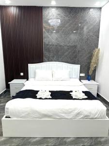 西哈努克The Morokot Paradise Homestay的卧室配有一张白色大床和两条毛巾