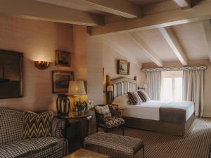 普伊彭耶特Grand Hotel Son Net的一间卧室配有一张床、一张沙发和一把椅子