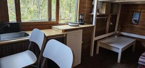 波尔图WoodHouse Near River - Near Ocean - Near Porto的小厨房配有水槽和桌椅