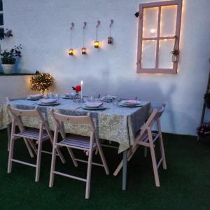 卢安科Tu Casina del Norte的餐桌、椅子、桌子和蜡烛