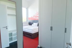 不来梅港布莱梅港哈维酒店的一间卧室设有一张床和一个窗口