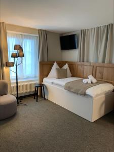 韦登斯维尔恩格尔班霍夫酒店的一间卧室配有床、灯和窗户