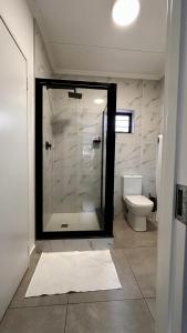 Stylish Executive Apartment with Power Backup的一间浴室