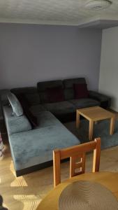 3 bed house in Walsall, perfect for contractors & leisure & free parking的休息区