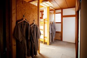 Nogami長瀞NEMAKI的建筑墙上挂衣架的房间