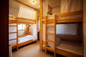 Nogami長瀞NEMAKI的小屋内带三张双层床的客房