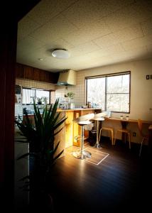 Nogami長瀞NEMAKI的厨房配有柜台和桌椅