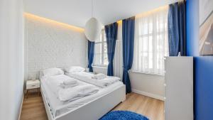 索波特Apartamenty Sun & Snow Karlikowo的小房间,配有带毛巾的床