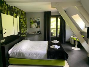 Conques-en-RouergueMoulin de Cambelong- Emilie & Thomas的一间卧室配有一张带梯子的大床