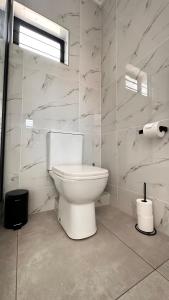 约翰内斯堡Stylish Executive Apartment with Power Backup的一间位于客房内的白色卫生间的浴室