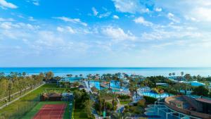 拉瑞拉若自由酒店的享有度假胜地的空中景致,以海洋为背景