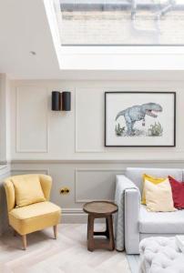 伦敦ALTIDO Spectacular house with private garden的客厅墙上挂着恐龙图片