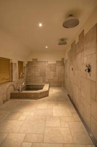 OeffeltGuesthouse de Heide的一间大浴室,内设浴缸