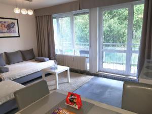路德维希堡阿利萨公寓的客厅配有沙发和桌子