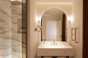 罗马InterContinental Rome Ambasciatori Palace, an IHG Hotel的一间带水槽和镜子的浴室
