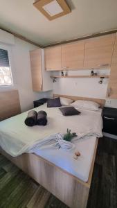 克罗诺维察Luxury Mobile Homes - Adria Superior的一间卧室,卧室内配有一张大床