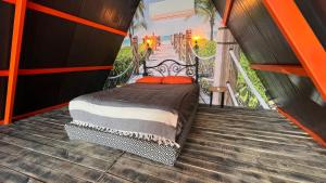 费特希耶villa hidden paradise garden的房屋阳台的一张床位