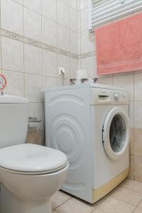 里科索翁Aurelia Apartment的一间带卫生间和洗衣机的浴室