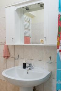 里科索翁Aurelia Apartment的浴室设有白色水槽和镜子