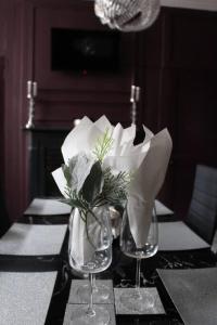 贝弗利CARAMBOLA LUXURY AIR BNB IN THE HEART OF BEVERLEY的一张桌子,上面放着两杯酒和花瓶