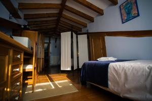 桑坦德Casa independiente con chimena, jardín y barbacoa的一间卧室配有一张床和一张书桌