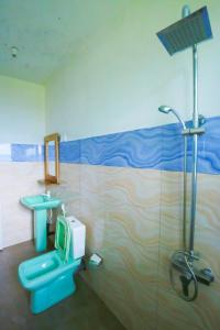 埃拉Casa Ninearch Villa的浴室配有蓝色卫生间和淋浴。