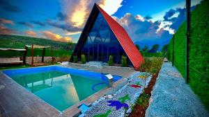 费特希耶villa hidden paradise garden的一座带游泳池和大楼的房子