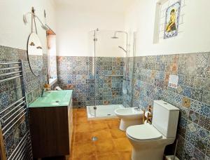 CardigosSunset Vista apartment A的浴室配有卫生间、盥洗盆和淋浴。