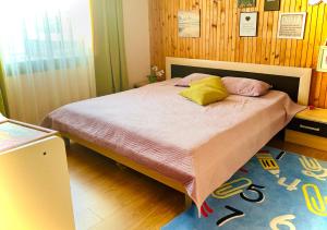 普里什蒂纳Villa Garden的一间卧室配有一张带两个枕头的床