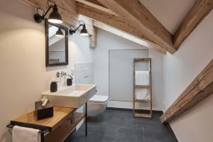 柯尼希斯湖畔舍瑙Alpeltalhütte的一间带水槽和卫生间的浴室