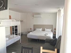 卡帕里卡海岸Vila Alexandra的一间卧室配有一张床和一张双层床。