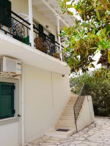 尼基亚娜Maresol Lefkada的白色的建筑,设有楼梯和阳台