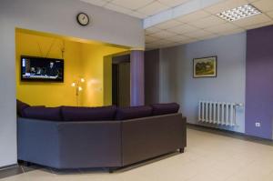 哈普萨卢哈普萨卢职业训练中心旅舍的带沙发和电视的等候室