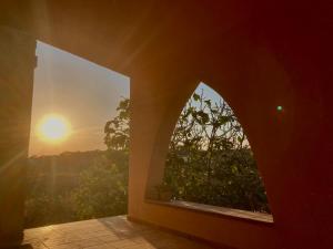 兰佩杜萨Relax e tranquillità a Cala Pisana的客房设有2扇窗户,享有日落美景
