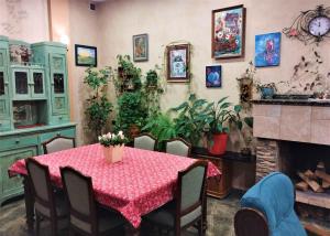 第比利斯N38的一间设有桌子和一些植物的用餐室