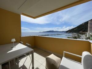 基亚瓦里Gli Scogli Luxury Residence Hotel的阳台配有桌子,享有海景。