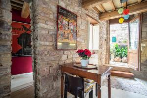 阿西西La Viola di Assisi的石墙内配有木桌的房间