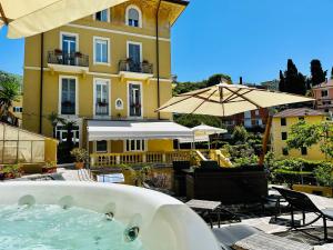 拉帕洛Hotel Canali, Portofino Coast的大楼前的大水池