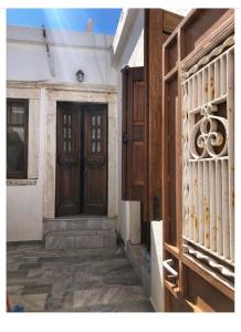 ApérathosPartarolos Traditional House的木门房子的入口