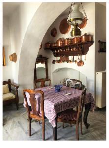 ApérathosPartarolos Traditional House的一间带桌椅和天花板的用餐室