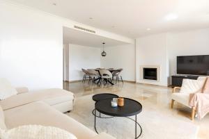 奥亨Luxury & Sunny Apartment with Breathtaking View in Marbella East的客厅配有白色的沙发和桌子