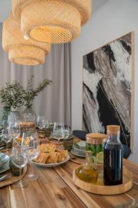 格鲁达Meridiem Holiday Home in Dubrovnik region的一张木桌,上面放着葡萄酒和食物