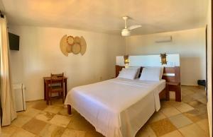 卡诺格布拉达蝴蝶旅馆的卧室配有一张白色大床