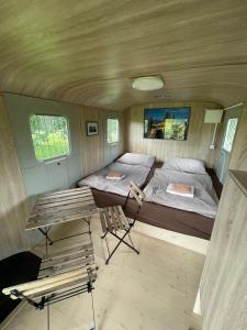 BorovanyResidence Safari Resort - Magic Bus的一间小房子里的卧室,配有一张床和一张桌子