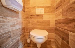 BorovanyResidence Safari Resort - Magic Bus的木质墙壁的客房内设有带卫生间的浴室