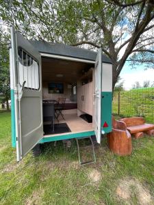 BorovanyResidence Safari Resort - Magic Bus的院子中有一扇门开的小屋