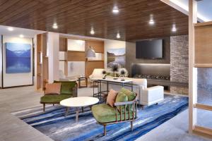 利文斯顿Fairfield Inn & Suites by Marriott Livingston Yellowstone的客厅配有沙发、椅子和电视
